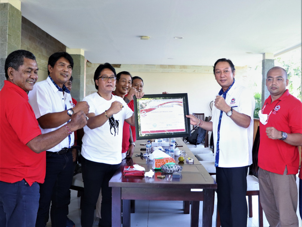 Bupati Giri Prasta Terima Sertifikat Penghargaan Internasional dari KKI Indonesia